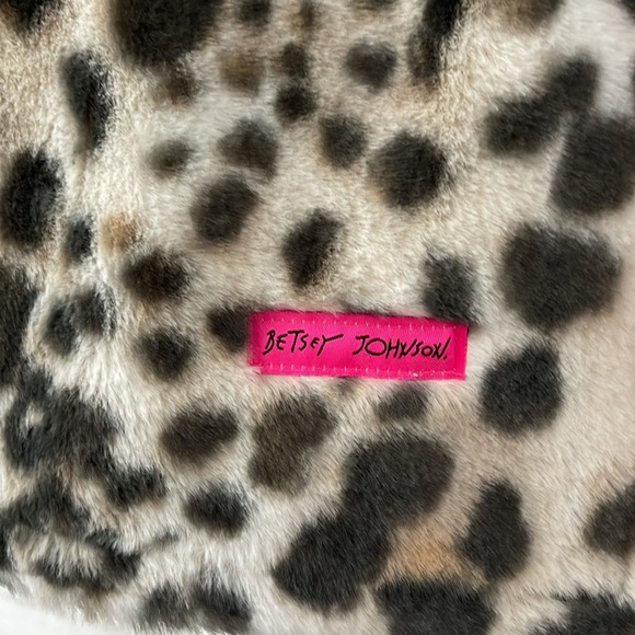 🆕💋BETSEY JOHNSON💋LUXE FAUX FUR THROW/BLANKET - Picture 2 of 9